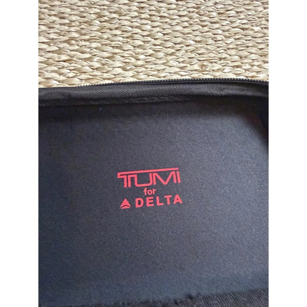 Tumi Delta Airlines First Class Amenity Kit Navy Blue Hardshell Case Kiehls Set